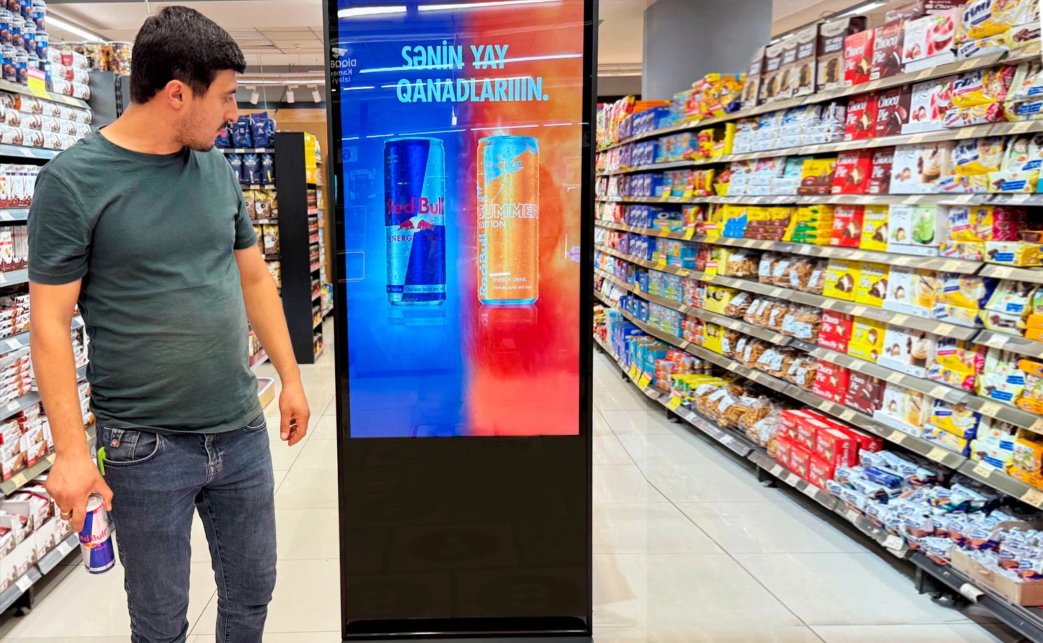 Məhsul rəfləri yanında 4K ekran